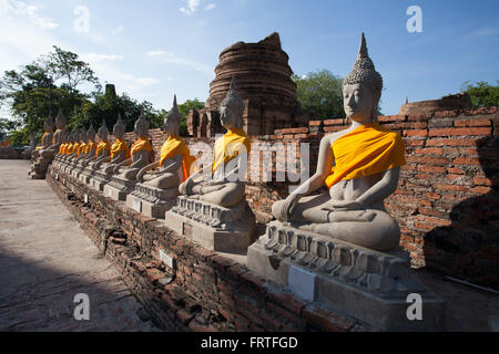 Fila di antica statua di Buddha nel Wat Yai Chai Mongkol. Ayutthaya città storica, Thailandia Foto Stock