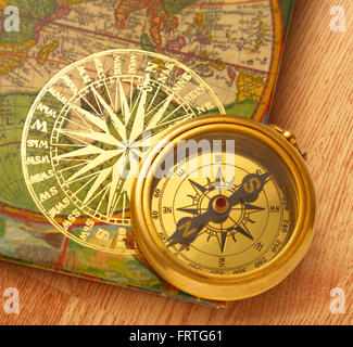 Prenota con retro golden compass su di esso Foto Stock