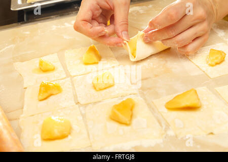 La cottura dolci processo di impasto closeup Foto Stock