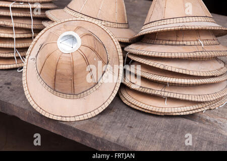 Hat a componenti realizzati di Asian Palmyra palm. Si tratta di ingredienti naturali e di artigianato in legno sul terreno Foto Stock