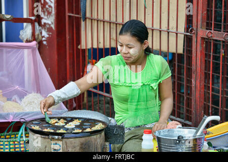 Cucina di strada venditore in Yangon, Myanmar Foto Stock