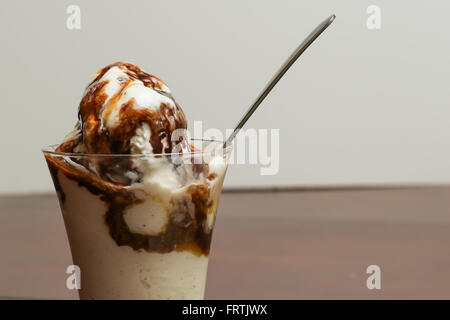 Gelato alla vaniglia ricoperto di cioccolato Foto Stock