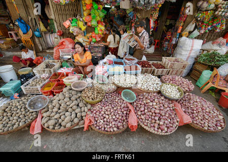 I fornitori a Thiri Mingala Mercato di Yangon, Myanmar Foto Stock