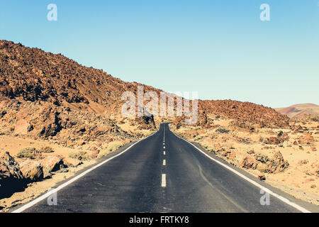 Autostrada abbandonati nel deserto paesaggio - lunga strada diritta - look vintage Foto Stock