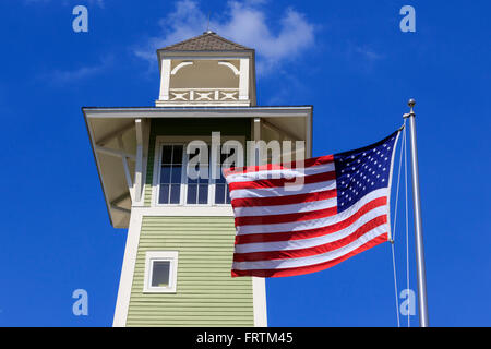 Torre di avvistamento in legno con le stelle e strisce ,bandiera americana in primo piano, Orlando, Florida, Stati Uniti d'America Foto Stock