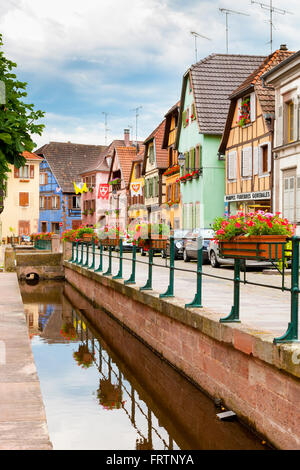 Scena di strada in Ribeauville lungo la strada del vino, Haut Rhin, Alsazia, Francia Foto Stock