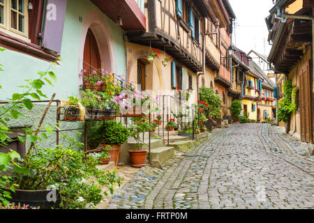 Tipiche case a graticcio, lungo la strada del vino, Eguisheim, Alsazia, Haut Rhin, Francia Foto Stock