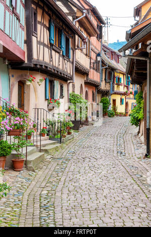 Tipiche case a graticcio, lungo la strada del vino, Eguisheim, Alsazia, Haut Rhin, Francia Foto Stock