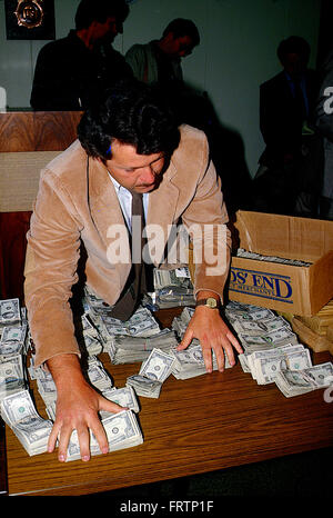 Chicago, Illinois, USA, 18 maggio, 1987 agenti Dea display pistole di cassa e la droga sequestrata in recenti incursioni Credito: Mark Reinstein Foto Stock