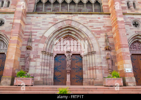 La porta anteriore di Saint Pierre e la chiesa di Saint Paul a Obernai, Bas-Rhin Alsace Francia Foto Stock