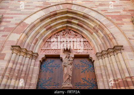 La porta anteriore di Saint Pierre e la chiesa di Saint Paul a Obernai, Bas-Rhin Alsace Francia Foto Stock