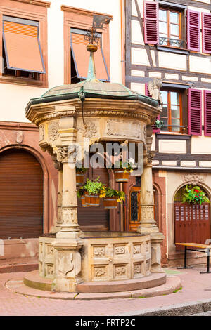 Puits à sei seaux , monumento / antico pozzo di Obernai, Bas-Rhin Alsace Francia Foto Stock