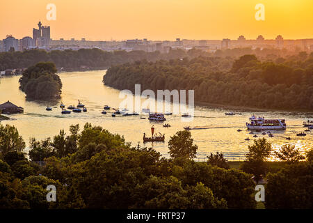 Vista sui fiumi Sava e la giunzione del Danubio a Belgrado in Serbia al tramonto Foto Stock