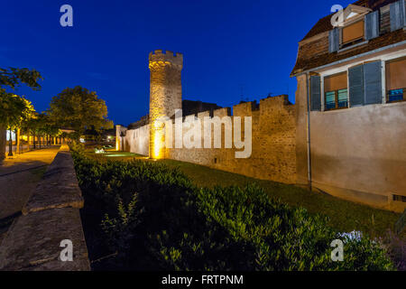 La cinta muraria di notte, Obernai, Bas Rhin, Alsace Francia Foto Stock