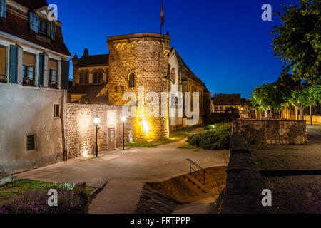 La cinta muraria di notte, Obernai, Bas Rhin, Alsace Francia Foto Stock