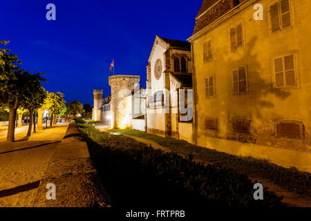 La cinta muraria di notte, Obernai, Bas Rhin, Alsace Francia Foto Stock
