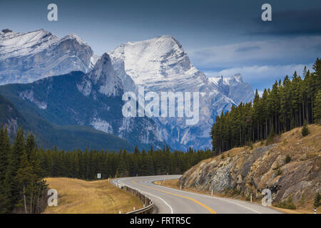 Snowy Scenic drive sulla Trans Canada Highway nel sud Alberta, Canada. Foto Stock