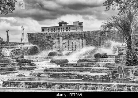 Le cascate e i Giardini di rocce a HemisFair Park di San Antonio. Foto Stock