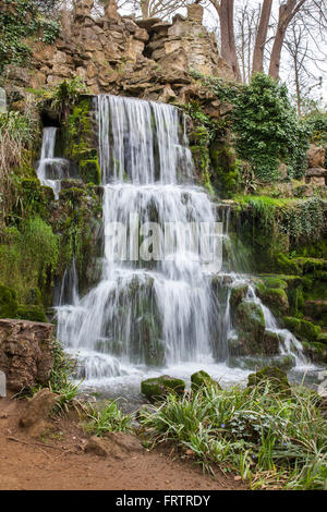 Hamiltons Cascata Waterfall, Bowood station wagon, Wiltshire, Inghilterra Foto Stock