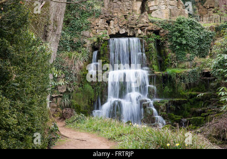 Hamiltons Cascade Waterfall, Bowood Estate, Wiltshire, Regno Unito Foto Stock