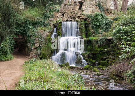 Hamiltons Cascade Waterfall, Bowood Estate, Wiltshire, Regno Unito Foto Stock