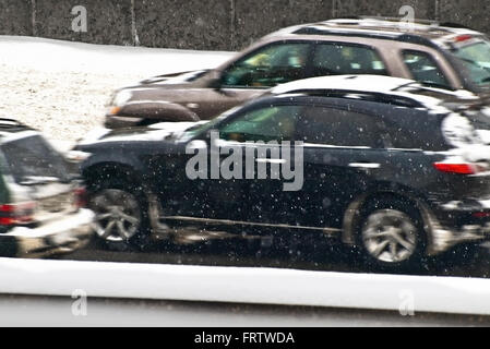SUV nel traffico urbano di wintry Foto Stock