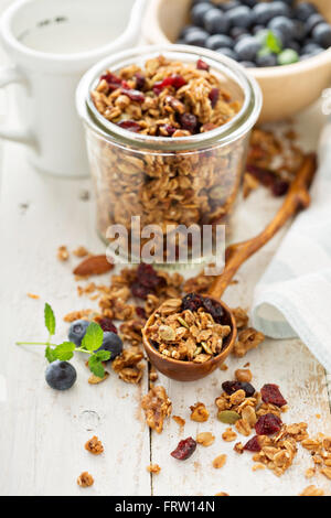 Muesli fatti in casa con il latte per la prima colazione Foto Stock