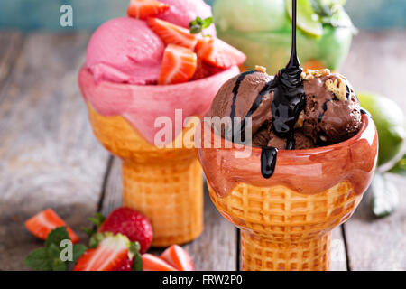 Varietà di gelato in ciotole Foto Stock
