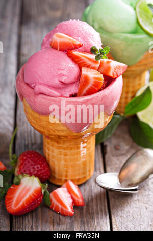 Varietà di gelato in ciotole Foto Stock