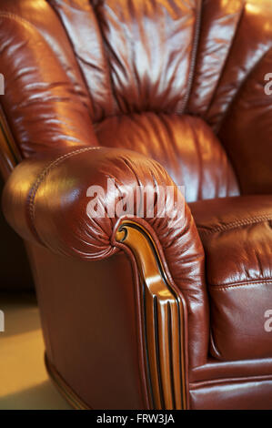 Bella rossa poltrona in pelle con un cuscino Foto Stock