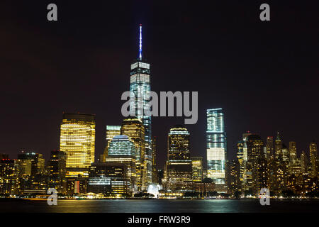 Vista di Lower Manhattan skyline notturno dal luogo di scambio nella città di Jersey, New Jersey Foto Stock