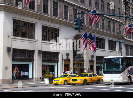 Il traffico nella città di New York con la famosa di colore giallo taxi passando da Foto Stock