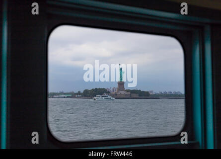Statua della Libertà incorniciato nella finestra come si vede da Staten Island Ferry Foto Stock