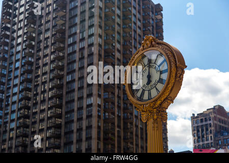 NEW YORK - Agosto 30, 2014: orologio sul marciapiede a 200 Fifth Avenue con Flatiron Building facciata in NYC Foto Stock