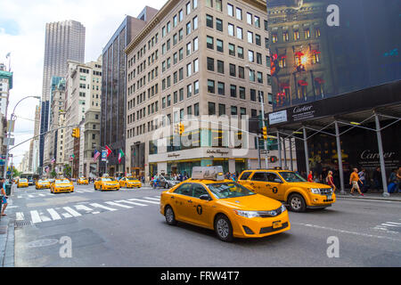 Giallo taxi ride sulla Quinta Avenue in New York City, Stati Uniti d'America. Foto Stock