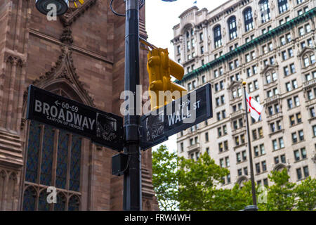 Broadway e Wall Street segni, Manhattan, New York, Stati Uniti d'America Foto Stock