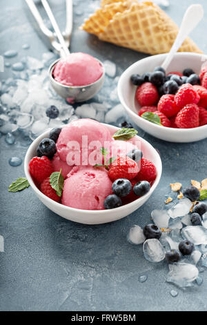 Gelato al lampone nel recipiente bianco Foto Stock