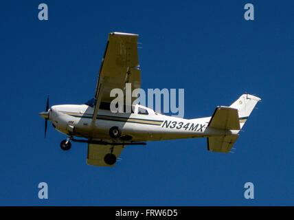 Emporia, Kansas, Stati Uniti d'America, 24 settembre, 2015 A 2002 Cessna modello T206H un aereo ad ala fissa con un solo motore Lycoming, vola sopra Welch Stadium durante l'odierna Emporia State University del gioco del calcio. Questo velivolo è registrato l'inglese Air Services Inc. di Santa Barbara in California. Credito: Mark Reinstein Foto Stock