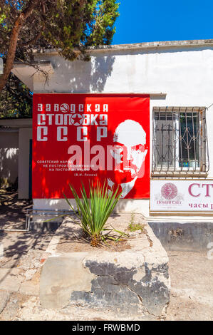 L'immagine di Lenin su un banner rosso sulla mensa edificio in Crimea, Ucraina Foto Stock