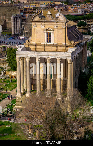 Il Tempio di Antonino e Faustina, ora adattato alla chiesa di San Lorenzo in Miranda, Roma, Italia Foto Stock