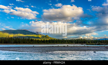 Alba sul fiume Athabasca vicino alla cittadina di Jasper nelle Montagne Rocciose Foto Stock