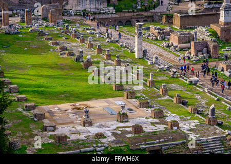 Rovine della Basilica Giulia nel Foro Romano, Roma, come si vede dal Colle Palatino Foto Stock