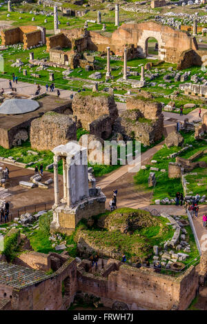 Tempio di Vesta e Basilica Aemilia, Foro Romano. Roma, Italia Foto Stock