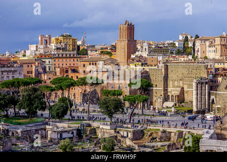 Vista della Via dei Fori Imperiali e le antiche rovine romane intorno ad esso, come si vede dal Colle Palatino Foto Stock