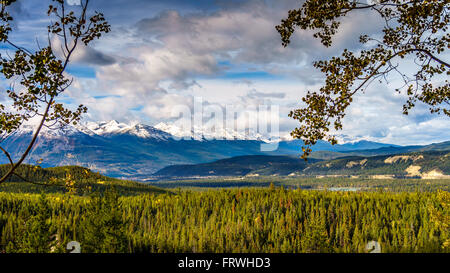 La bellissima Valle del Fiume Athabasca fino con la montagna Whistlers nelle Montagne Rocciose Canadesi e il villaggio di Jasper in background Foto Stock