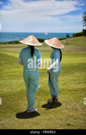 BALI, INDONESIA due cassetti con cappelli di paglia su un campo da golf Foto Stock