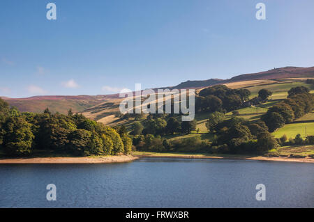 Serbatoio Ladybower nella parte superiore della valle del Derwent su una bella mattina di autunno. Un luogo molto popolare nel Peak District. Foto Stock