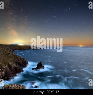 Shooting Star Star Trails Land's End; Cornovaglia; Regno Unito Foto Stock