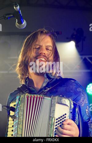 Fixi parte di Winston e Fixi, Womad 2015, Charlton Park, Wiltshire, Inghilterra. Foto Stock