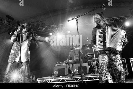 Black and White, sul palco, Winston McAnuff, parte di Winston e Fixi, Womad 2015, Charlton Park, Wiltshire, Inghilterra, Regno Unito, GB. Foto Stock